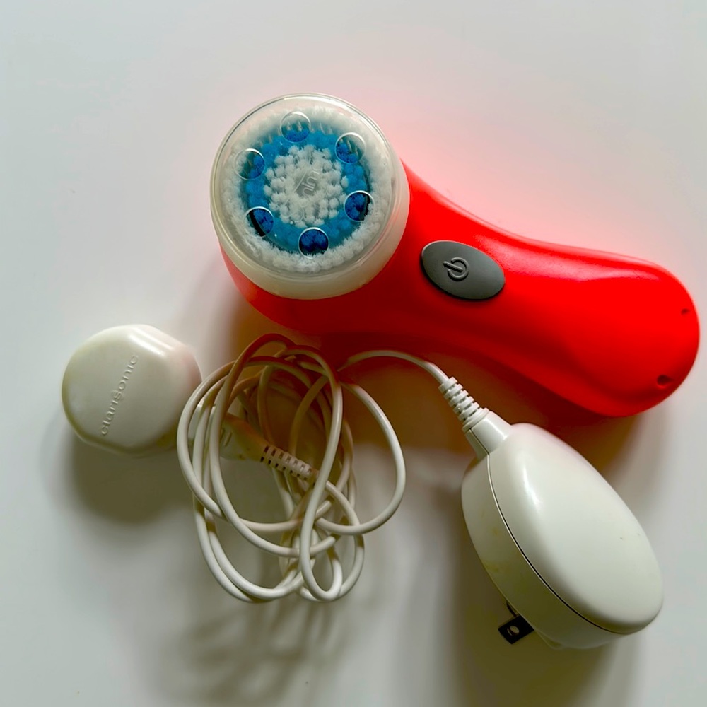 Clarisonic Mia facial brush fluorescent pink-mango